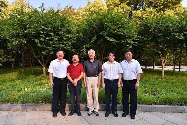 王明义:艰辛求学路 难忘母校情