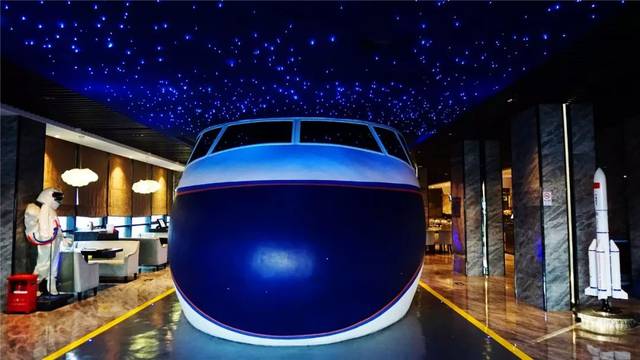 广州惊现航空主题餐厅!人均80 叹牛扒三文鱼,空姐空少带你飞!