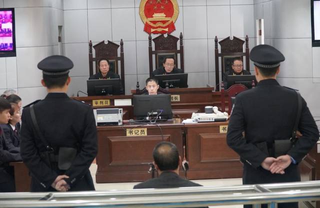 10月15日上午,涿鹿法院公开开庭宣判了一起涉黑案件,被告人刘建峰因犯