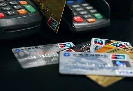 因为还不上信用卡坐牢了,出狱后还要继续