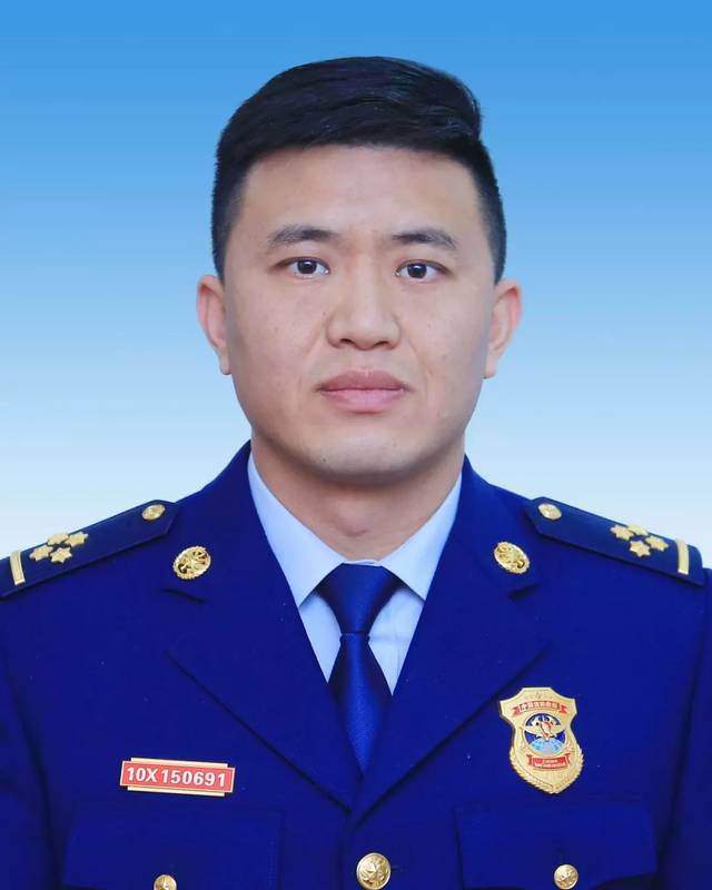 中共党员,现任苏州市消防救援支队张家港大队特勤六中队中队长,先后4