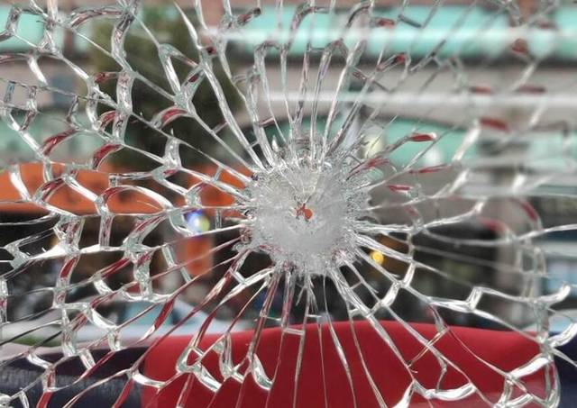刘安祺服务处玻璃被空气枪钢弹击碎 图丨中时电子报