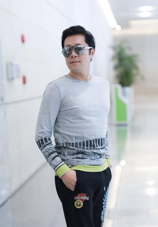 51岁蔡国庆近照曝光,身材健硕肌肉线条明显,帅气十足似小伙_手机搜狐