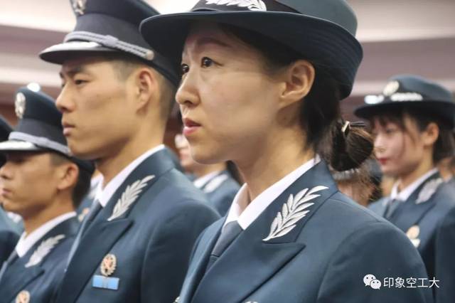 有人是现役军人转改文职,由于种种原因需要退出现役的军官们,出于对