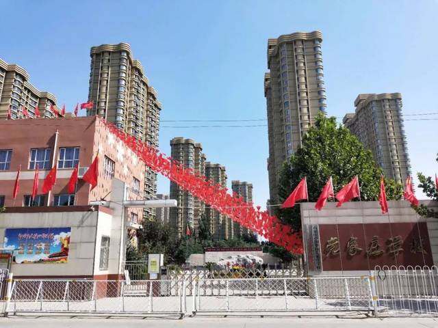 石家庄市新华区党家庄学校成立于1915年,是一所历史悠久的百年老校