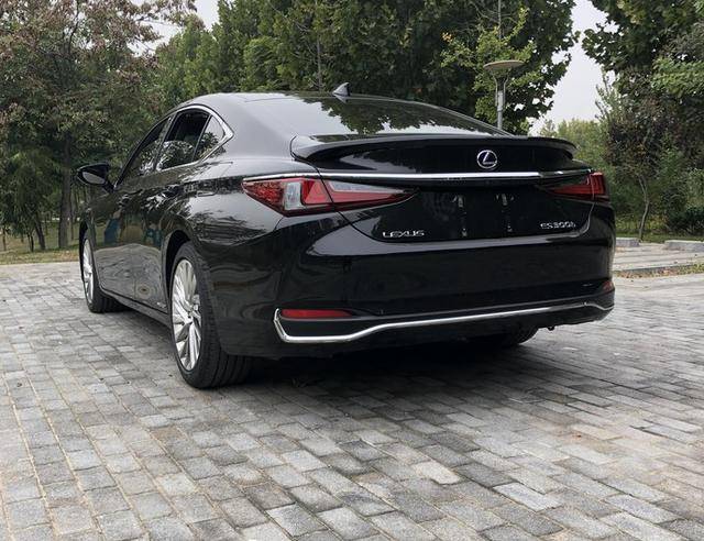 就是这辆黑色轿车,行政版es300h是雷克萨斯es的旗舰车型,仔细看它的