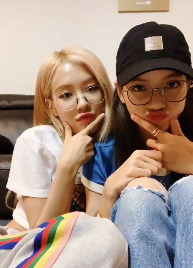 fan动态丨《在远方》曾黎好美!眼镜造型杀我