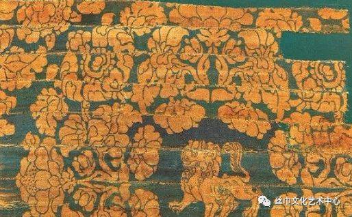 的凸版印花术有关,马王堆汉墓出土的印花丝织品已是大面积的多彩套印