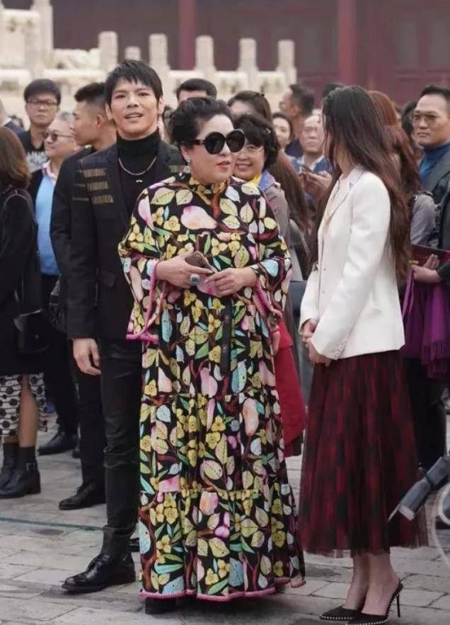 向佐牵手郭碧婷现身,当众大秀恩爱,可她出现后