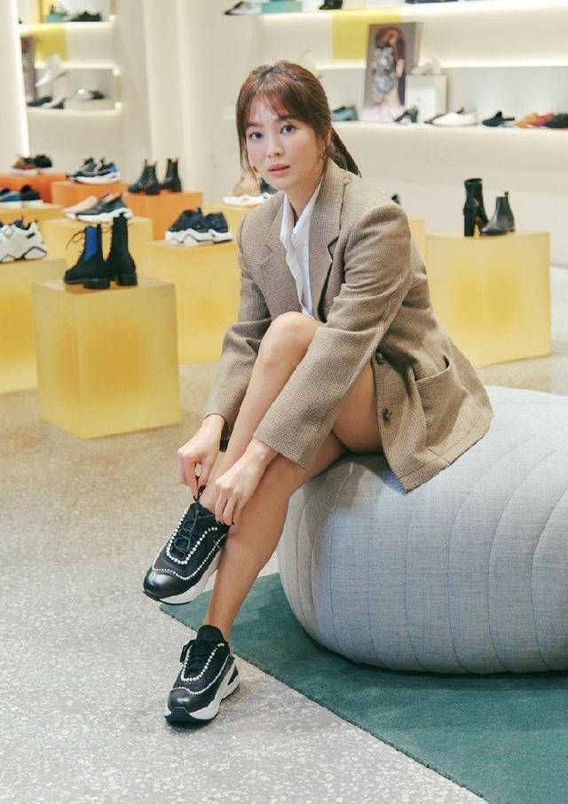 宋慧乔自己设计的鞋子好丑现身巡店活动中分刘海配马尾还是美