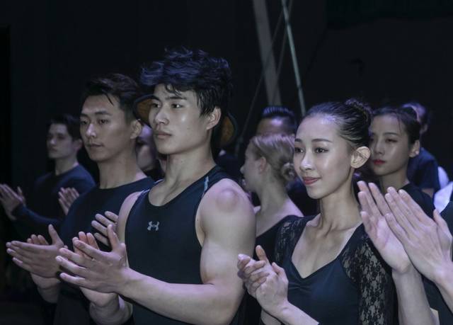 芭蕾舞演员,十四岁被挑到部队杂技团专门练习肩上足尖芭蕾这个项目