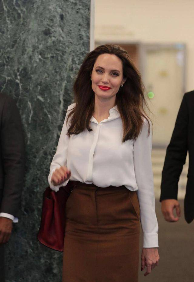 安吉丽娜·朱莉终于换风格,白衬衫配包臀裙亮相,难掩高贵气质_手机