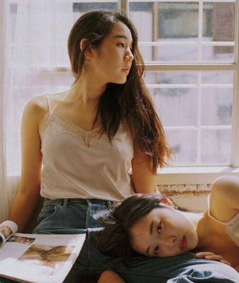 雪莉生前为les群体拍摄的写真公开穿吊带衣清纯甜美若人间尤物