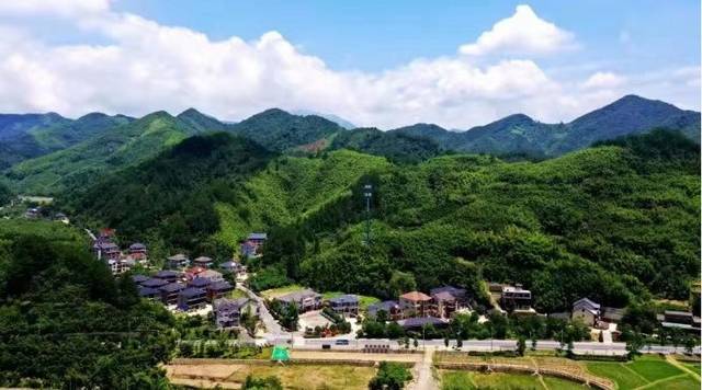 地处清凉峰镇白果村,境内有国家4a级景区大明山,属典型的景区村落.