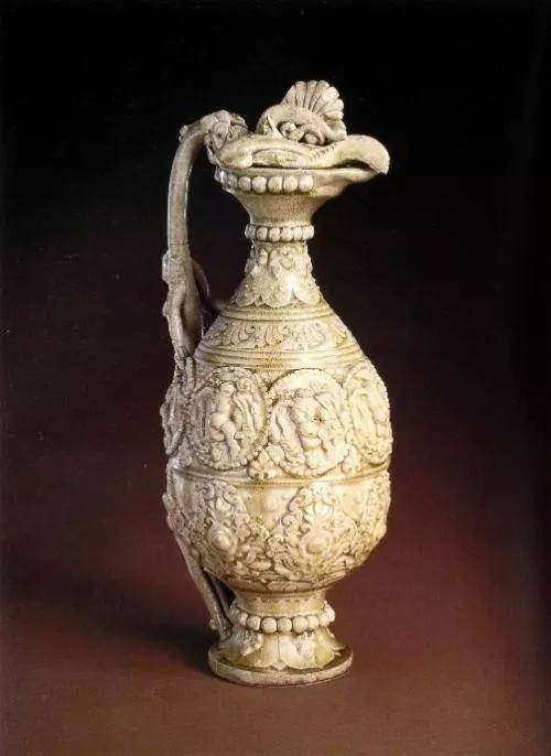 贴花青瓷凤首龙柄壶,借鉴了波斯萨珊王朝金银器中鸟首壶的造型,又融入