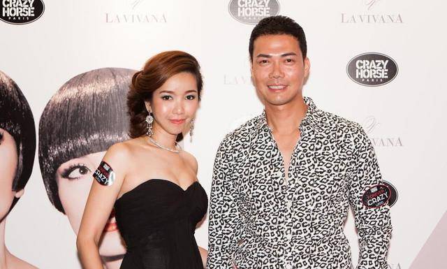 52岁谢天华近照,隐藏了14年的老婆,原来是我们熟悉的她