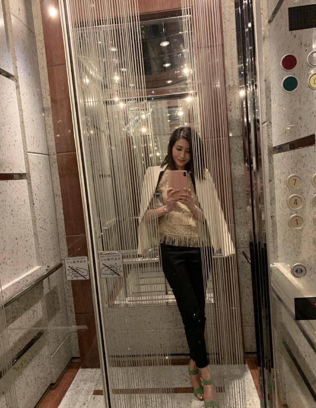 阔太李嘉欣坐拥香港第一豪宅超得意,自家电梯