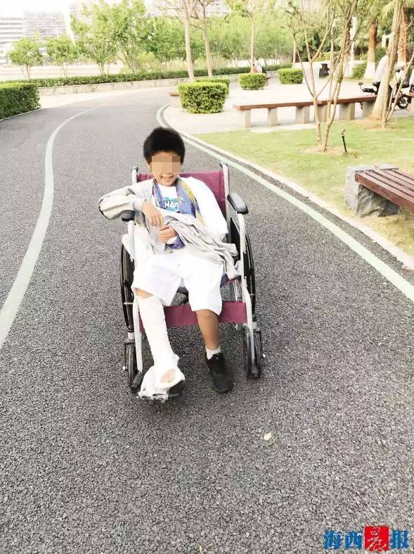 绑着纱布,打着石膏,坐着轮椅……最近,厦门市某小学五年级学生小杨