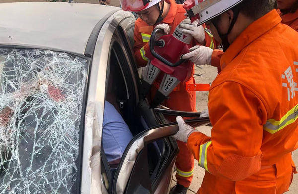 漯河發生車禍1死1傷!車頭都撞沒了,消防員拆車救出