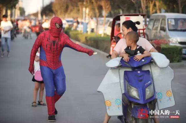 被迫卖淫,打断四肢,挖出双眼上街乞讨,被拐卖的孩子到底过着怎样的