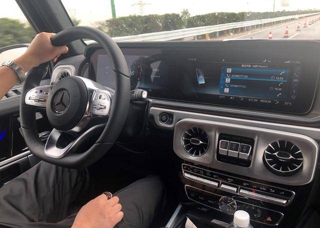219万买到奔驰g500,提车后车主喜气洋洋,直呼可以单手开大g