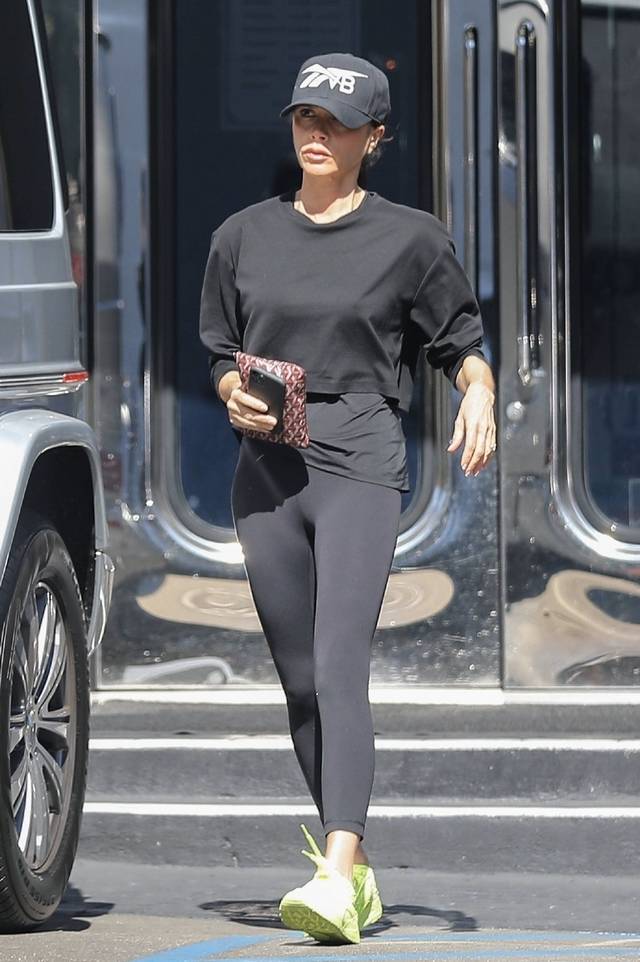 视高跟鞋如命的维多利亚穿着平底运动鞋出街,因为贝嫂的身高比较娇小