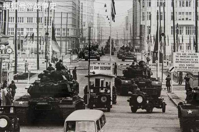 企图用这个墙壁将东西德隔离开来,这引发了柏林空运事件,柏林墙的修建