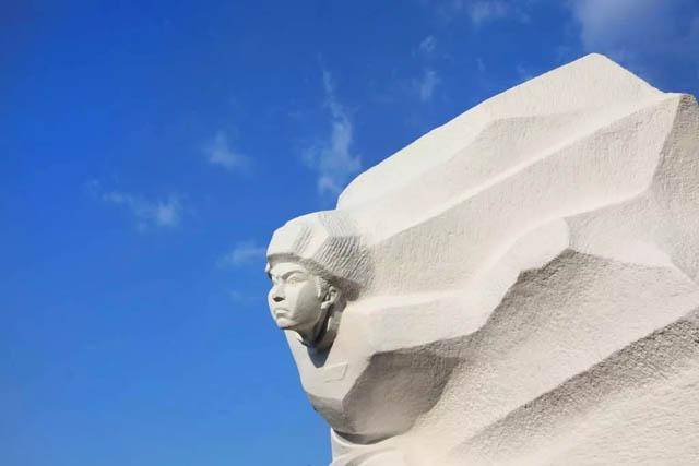 英雄故里,冲锋的旗帜高高飘扬