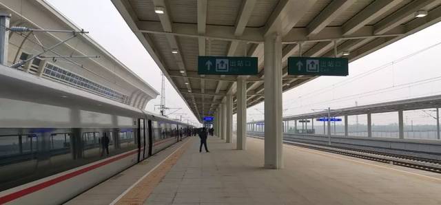 复兴号驶入平邑蒙山站今年就能坐高铁回平邑过年啦