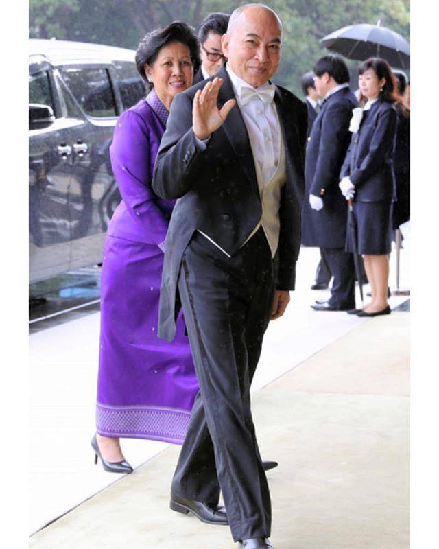 而前几天,国王应邀参加了日本皇室新天皇的登基庆典,66岁的西哈莫尼