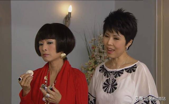 "莎姨"这个角色由关菊英出演,能在《家好月圆》饰演言辞犀利的莎姨,也