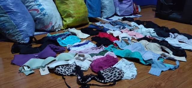 晾晒在窗外的多件女士内衣,内裤还有裙