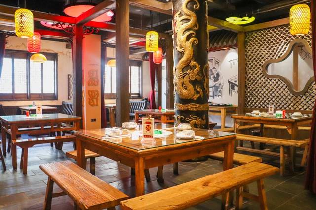 就连收银台,也挂着「通宝银庄」的牌匾 仿佛看见了古装剧里客栈的场景