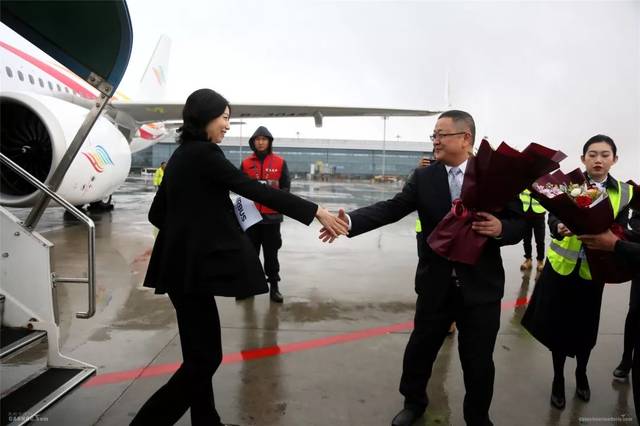 董事长,多彩贵州航空党委书记,董事长李仕炅欢迎接机人员 多彩贵州