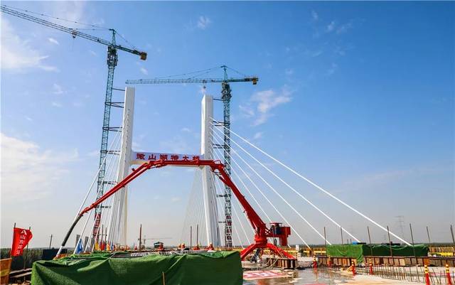 【壹点头条】枣菏高速微山湖特大桥顺利合龙!