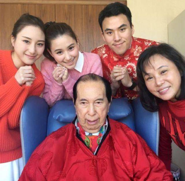 原创赌王三太陈婉珍近照,与赌王对嘴亲吻,家姐与二太蓝琼缨关系超好