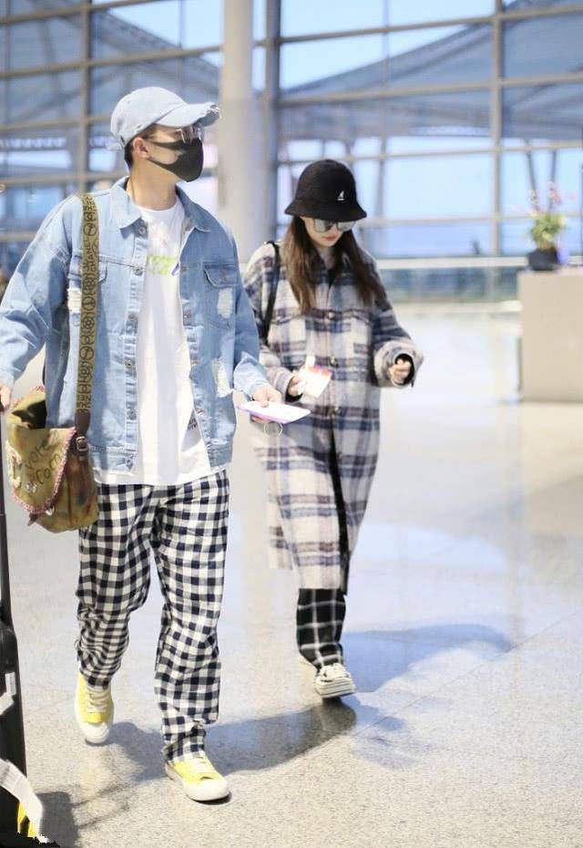 徐璐携张铭恩来机场,两人同是格纹系穿搭,情侣这么穿可养眼了