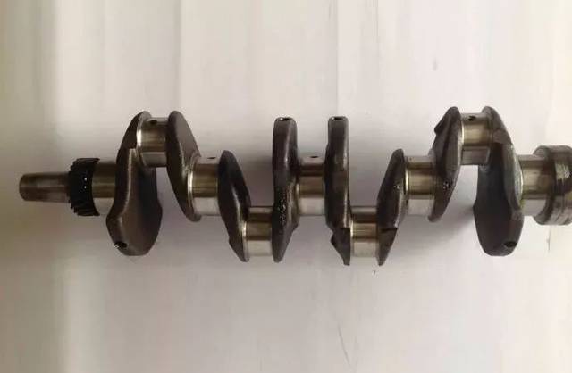 曲轴的结构特点曲轴飞轮组主要由曲轴,主轴承和飞轮等零件组成,如图1.