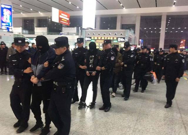 晚上7:30!合肥南站!10蒙面人脚带镣铐被押走!