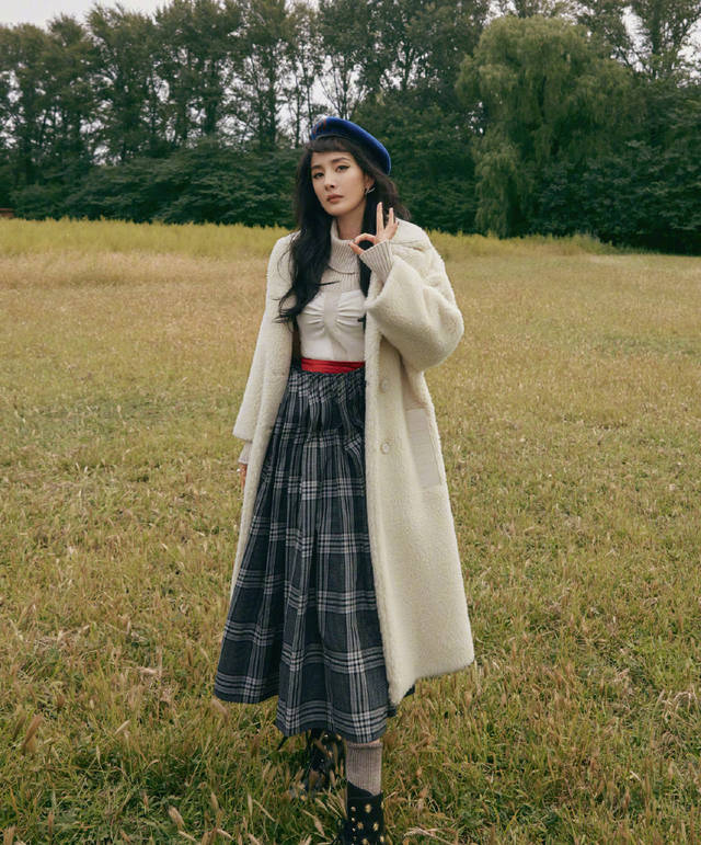 秋冬穿搭还得看杨幂,格子裙贝雷帽搭配各色发带,玩转秋日英伦风