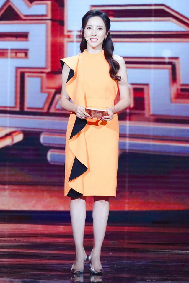 央视主持李思思厉害,土味碎花裙穿出温婉清新,好身材哪像生过娃