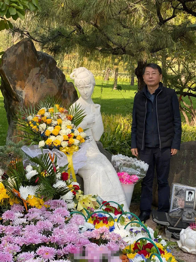 林黛玉陈晓旭54岁冥诞,贾宝玉欧阳奋强与众红迷扫墓悼念