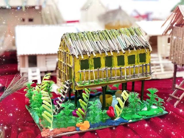 10000年前,我们的祖先开始定居生活,手工业逐渐产生和发展,他们建造了