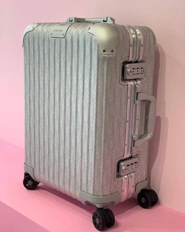 如今又把"旅行"这个主题通过rimowa的旅行箱带到了dior,效果出奇的