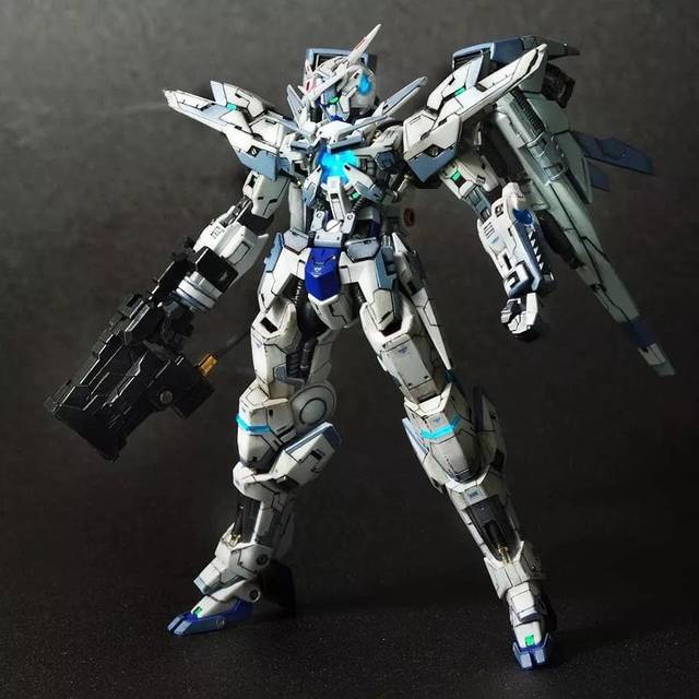 本作将els量子高达机体从头到尾完全改装,无论是整体的装甲部分还是