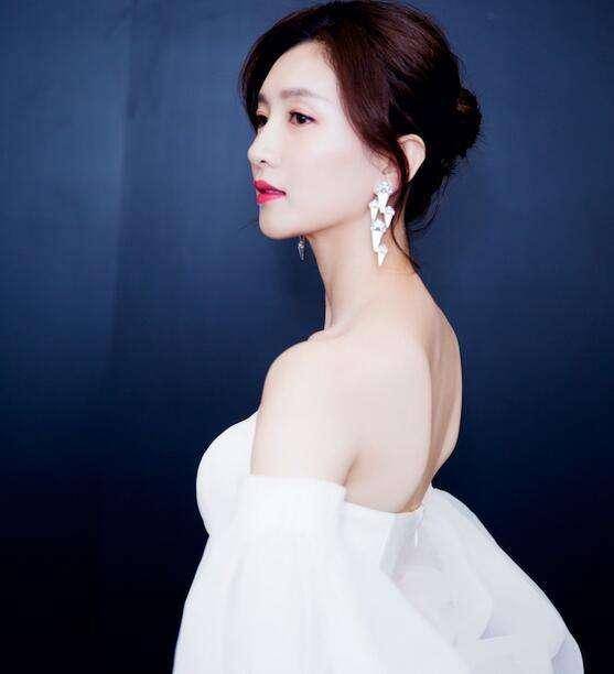 蝴蝶背除了后背没有赘肉时的骨感外,最重要的特征就是拥有蝴蝶肩,所谓