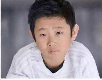 你以为的那个“童星”,其实已经35岁了,与妻子同框常被认成母子_搜狐网