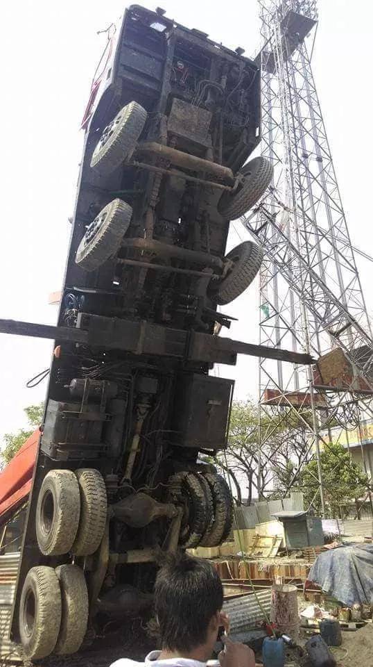 一直好奇吊车底盘长啥样 这位司机解答了我的疑惑.