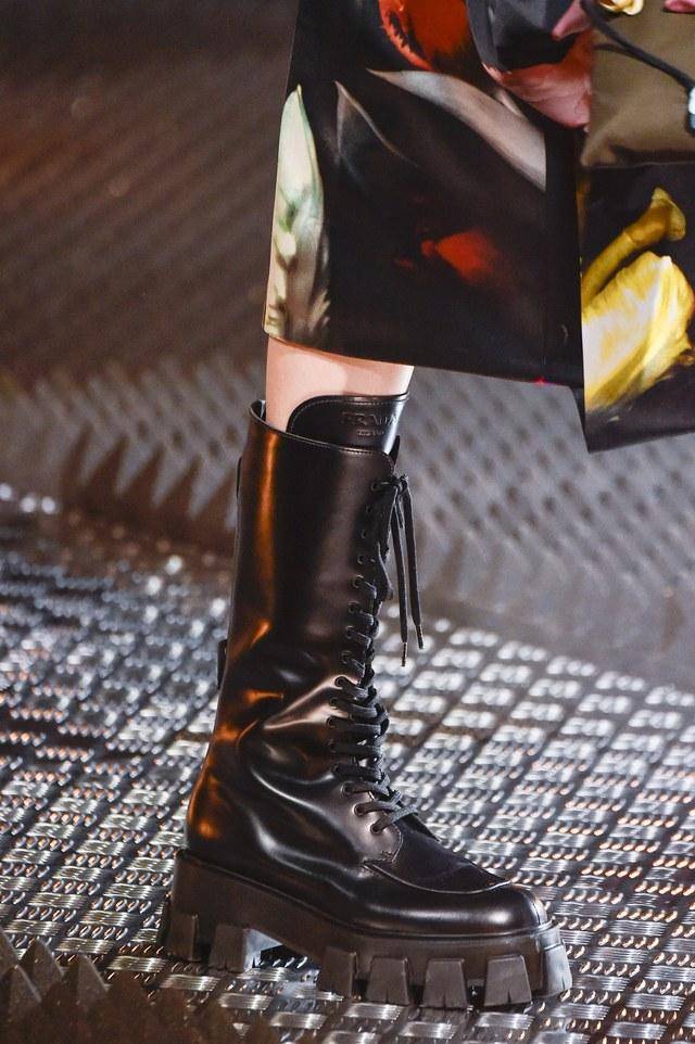 普拉达(Prada)的靴子吸引了时尚杂志的编辑和街头时尚明星_手机搜狐网
