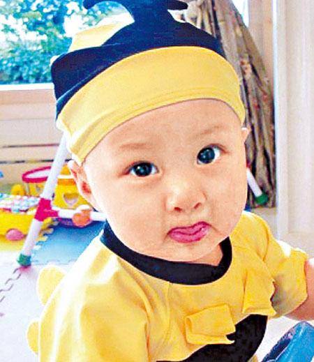 91岁李兆基退休后有五个孙子相伴尽享天伦,9岁三胞胎孙子最罕见